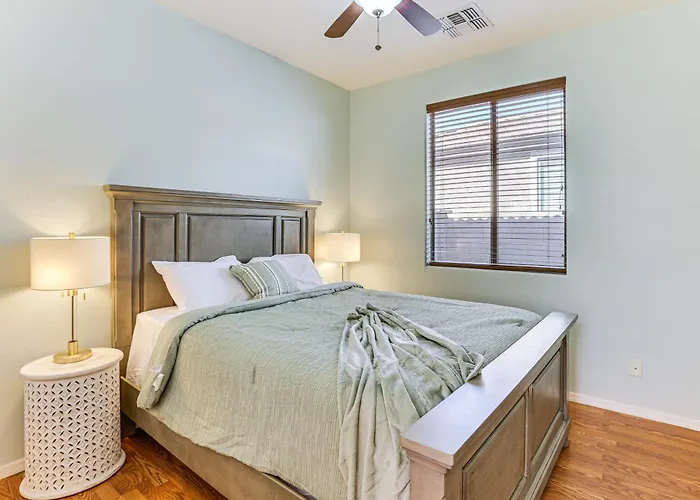 4 Mi To Stadium! W/ Furnished Patio Ferienhaus