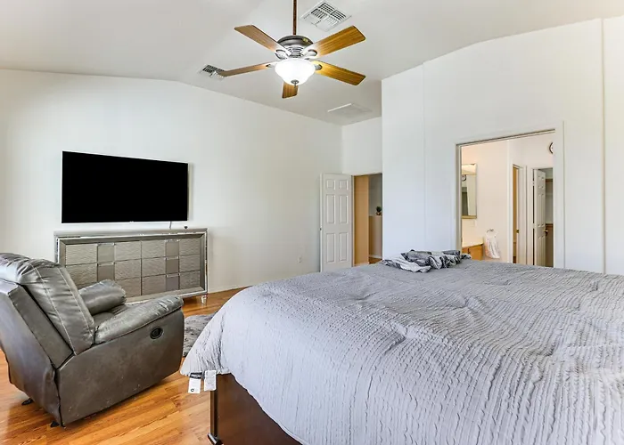 Ferienhaus 4 Mi To Stadium! W/ Furnished Patio