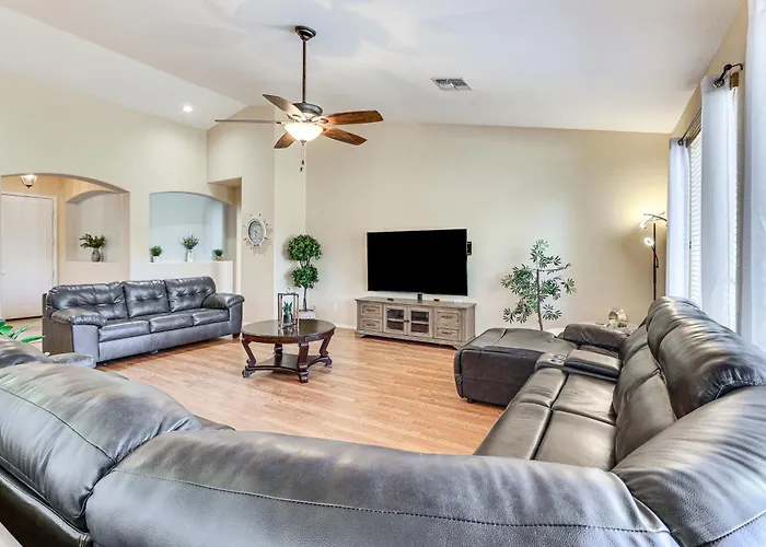 Ferienhaus 4 Mi To Stadium! W/ Furnished Patio