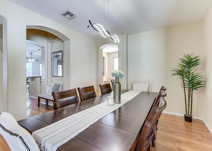 4 Mi To Stadium! W/ Furnished Patio Ferienhaus *