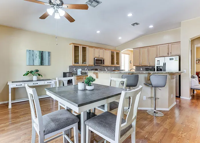 4 Mi To Stadium! W/ Furnished Patio Ferienhaus