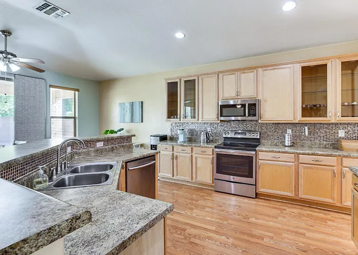 4 Mi To Stadium! W/ Furnished Patio *